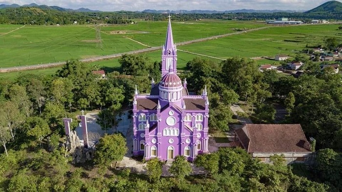 Tọa lạc trên ngọn đồi nhỏ được bao quanh bởi thung lũng xanh ngát, ngôi thánh đường sơn màu tím toát lên vẻ uy nghi. (Nguồn ảnh: luhanhvietnam.com.vn)